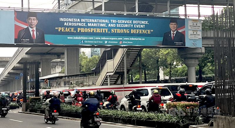 印尼2024年2月將舉行總統大選，現任總統佐科威（海報上左）2024年將卸任。中央社記者李宗憲雅加達攝 112年3月21日