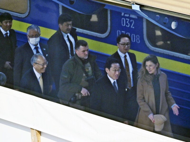 日本首相岸田文雄（第一排左）21日已抵達烏克蘭首都基輔。（共同社）