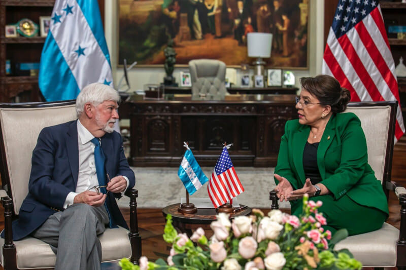 宏都拉斯政府在推特公布卡斯楚（右）20日和美國總統特使陶德（左）會面的照片。（圖取自twitter.com/GobiernoHN）