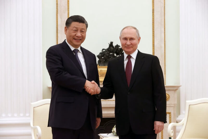 中國國家主席習近平（左）與俄羅斯總統蒲亭（右）21日下午在克里姆林宮會談後簽署「深化新時代全面戰略協作夥伴關係的聯合聲明」。（Sputnik/Sergei Karpukhin/Pool via 路透社）
