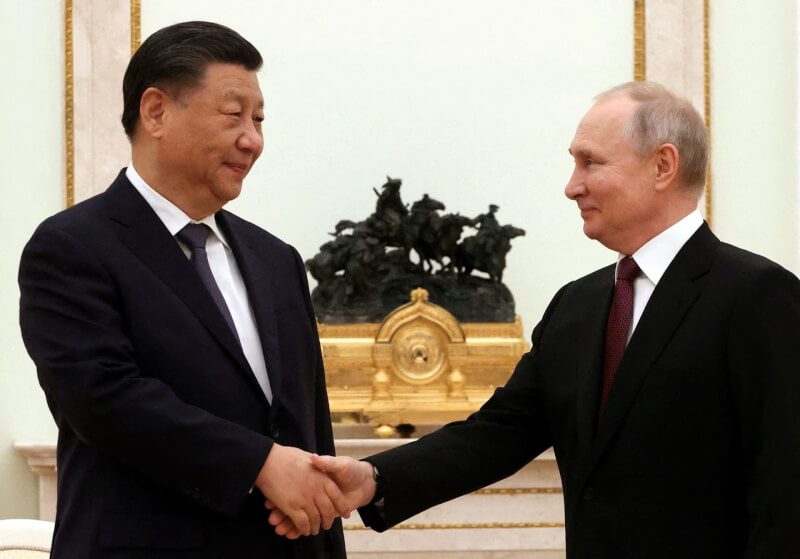 俄羅斯總統蒲亭（右）20日在克里姆林宮與中國國家主席習近平（左）進行非正式會晤。（Sputnik/Sergei Karpukhin/Pool via 路透社）