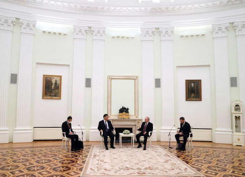 俄羅斯總統蒲亭（右2）和中國國家主席習近平（左2）20日在克里姆林宮會面，兩人互稱對方為「親愛的朋友」。（Sputnik/Sergei Karpukhin/Pool via 路透社）