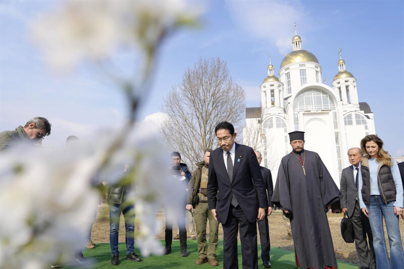 日本首相岸田文雄（前中）21日到訪基輔，並造訪布查鎮，向被俄軍殺害的罹難者致哀。（共同社）