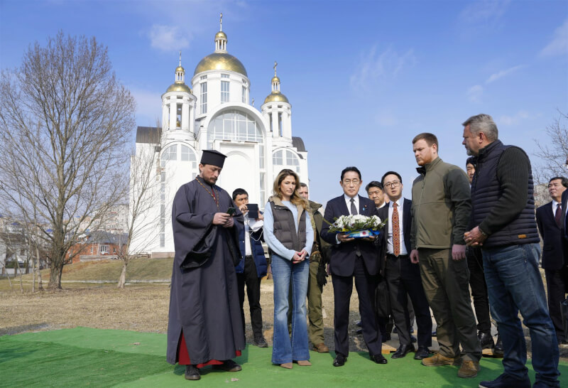 日本首相岸田文雄（前左3）21日到訪基輔，並造訪布查鎮，向被俄軍殺害的罹難者致哀。（共同社）