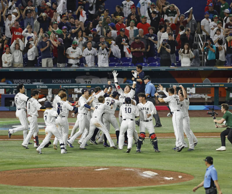 日本隊21日在世界棒球經典賽逆轉勝墨西哥隊，日本隊球員聚在一起歡慶。（共同社）