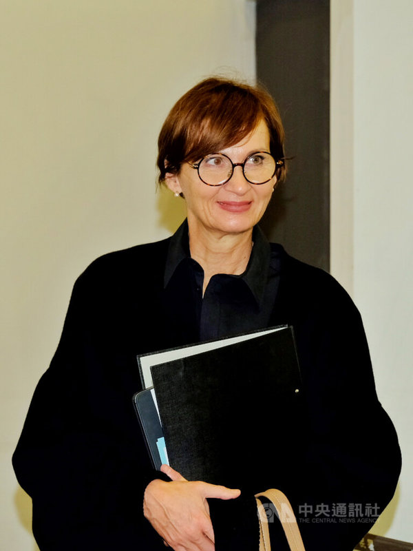 德國聯邦教育及研究部長史塔克-瓦特辛格(Bettina Stark-Watzinger)率領訪問團,一行10人搭乘中華航空CI62班機,21日清晨6時43分抵達桃園國際機場。中央社記者吳睿騏桃園機場攝 112年3月21日