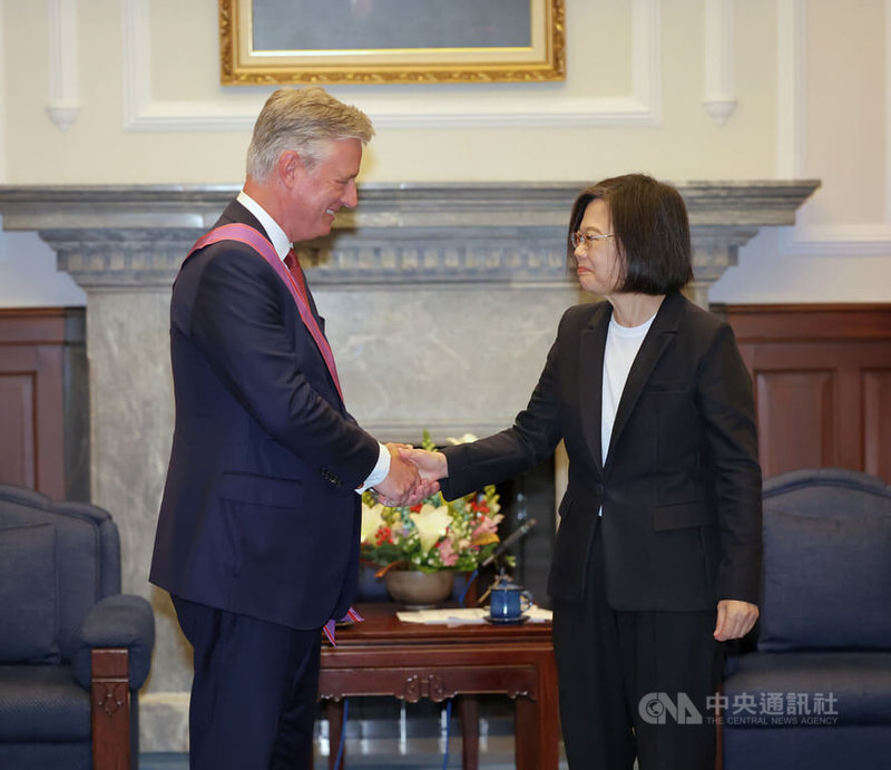 前美國白宮國家安全顧問歐布萊恩（Robert O'Brien）（左）訪問台灣，21日下午在總統府獲總統蔡英文（右）頒授「特種大綬景星勳章」，兩人握手致意。中央社記者王飛華攝 112年3月21日