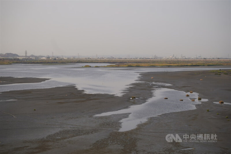 圖為13日高屏溪雙園大橋段河床部分露出底部泥沙。（中央社檔案照片）