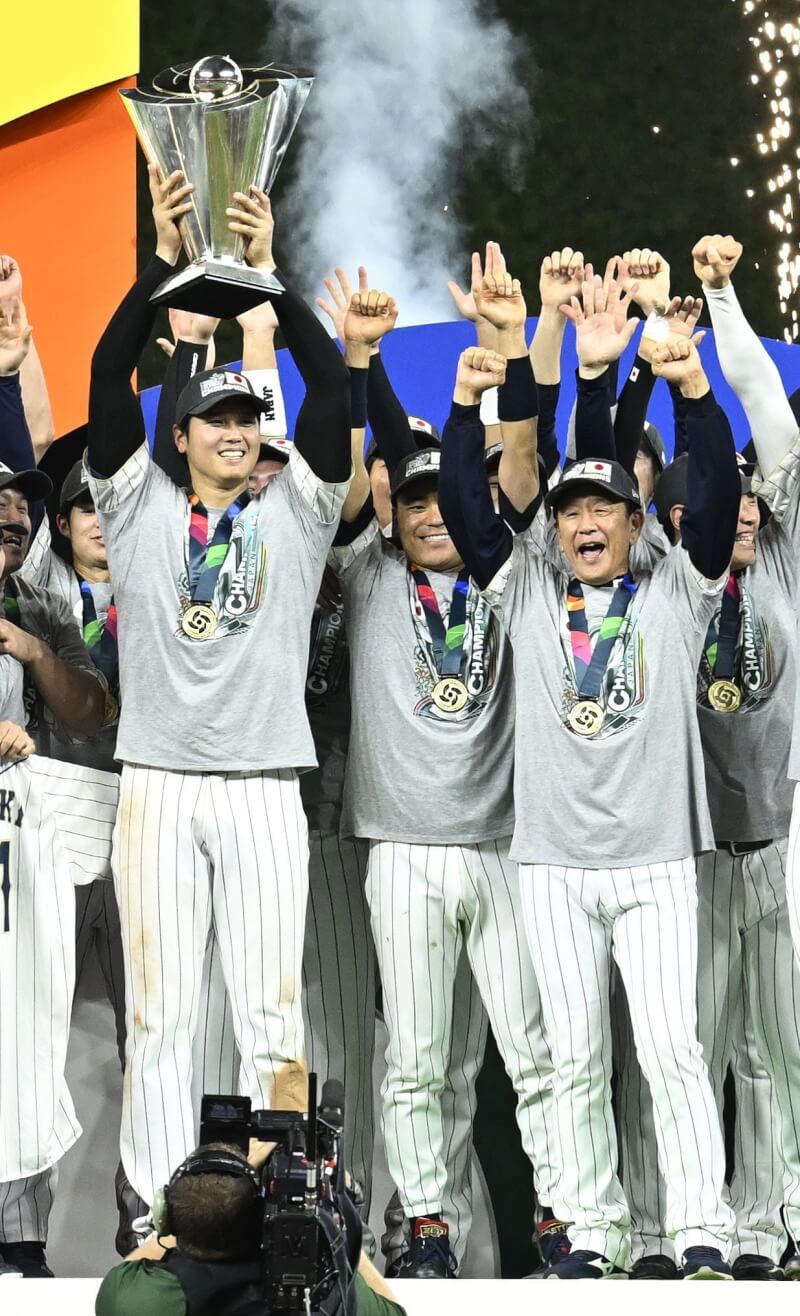 日本隊22日在世界棒球經典賽擊敗美國隊奪隊史第3冠，日本隊監督栗山英樹（第一排右）與大谷翔平（第一排左）師徒共譜的「二刀流第2章」，最後成功寫下最棒結局。（共同社）