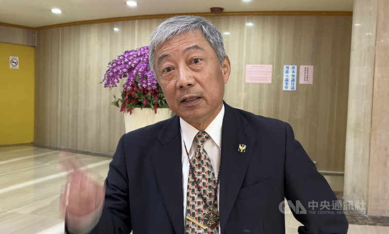 桃園市議會22日爆發言語衝突，議員質詢市府工作報告內容與前朝雷同，批尸位素餐、愧對人民；法務局長賴彌鼎氣的拍桌與議員對罵，隨即起身向主席台一鞠躬後離開議場。圖為賴彌鼎在議場外受訪表達抗議。中央社記者葉臻攝  112年3月22日