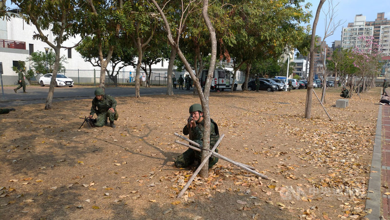 陸軍十軍團第五作戰區22日在台中進行「14天教育召集訓練」，演練遇敵機臨空、小部隊襲擾及戰傷救護等狀況。中央社記者蘇木春攝  112年3月22日