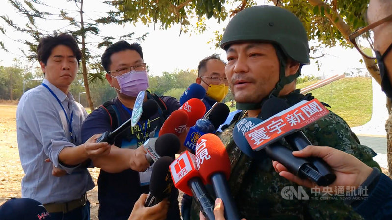 陸軍十軍團22日在台中進行「14天教育召集訓練」，其中教召員沈志堅（右）為甕缸雞店負責人，他受訪表示，沒有國家都是空談，因此接到教召令就馬上報到。中央社記者蘇木春攝  112年3月22日