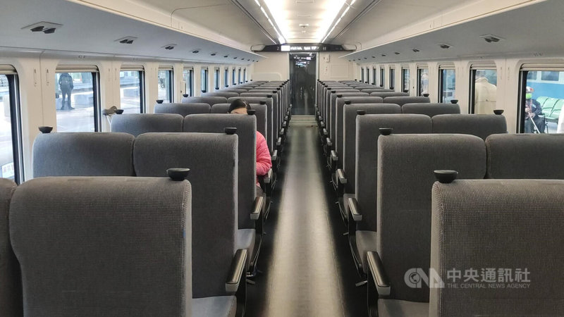 台鐵EMU3000型城際列車簡約的外型設計及充電設施獲得不少好評，卻有旅客反映座椅傾斜角度不足，舒適度不夠。中央社記者盧太城台東攝 112年3月22日