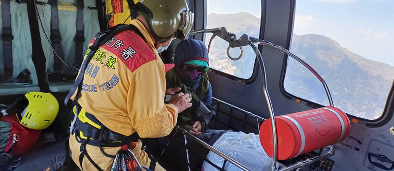 一行6人登山隊伍走能高安東軍路線，21日下午60歲謝姓女山友不慎摔落邊坡，造成左肩脫臼，行走困難，向花蓮縣消防局求援，空勤直升機22日出動，成功將傷者吊掛下山。（空勤總隊提供）中央社記者張祈傳真  112年3月22日