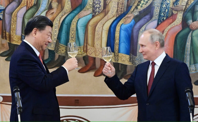 圖為俄羅斯總統蒲亭（右）21日在克里姆林宮宴請中國國家主席習近平（左）。（Sputnik/Pavel Byrkin/Kremlin via 路透社）