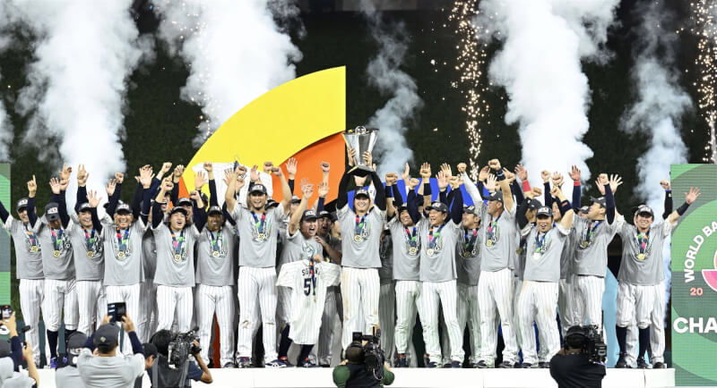 大谷翔平（前中舉獎盃者）在世界棒球經典賽冠軍戰率日本以3比2擊敗美國，拿下冠軍。這是日本在2006年、2009年奪冠之後，隔14年拿下第3冠。（共同社）
