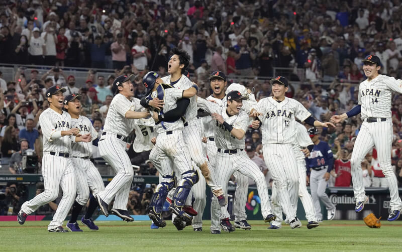 日本在世界棒球經典賽冠軍戰以3比2擊敗美國，拿下隊史第3冠。（共同社）