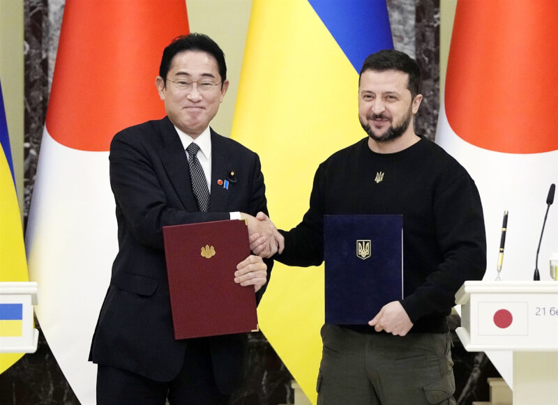 日本首相岸田文雄（左）21日突訪烏克蘭，與烏克蘭總統澤倫斯基（右）會面。（共同社）