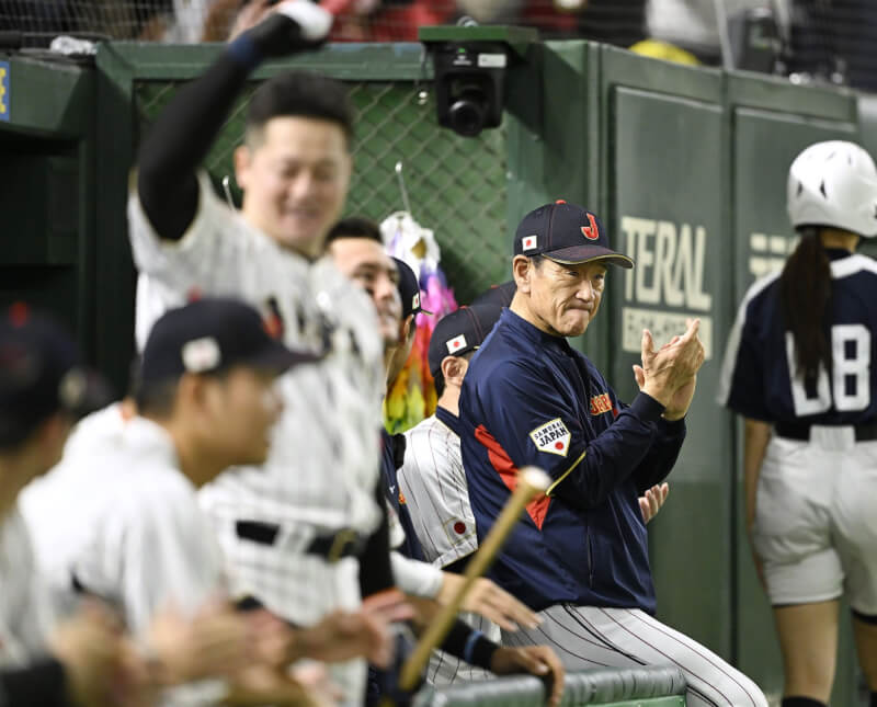 日本隊奪下本屆世界棒球經典賽冠軍，總教練栗山英樹（右）備受肯定。圖為日本16日對上義大利，吉田正尚轟出全壘打時，栗山英樹在旁鼓掌。（共同社）