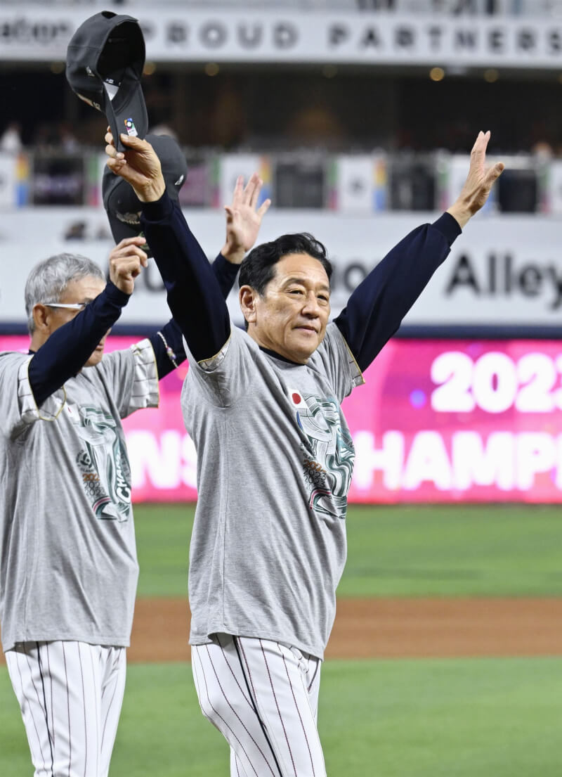 日本隊在世界棒球經典賽擊敗美國隊奪冠，旅日球星王貞治稱讚總教練栗山英樹（前）指揮調度大成功。（共同社）