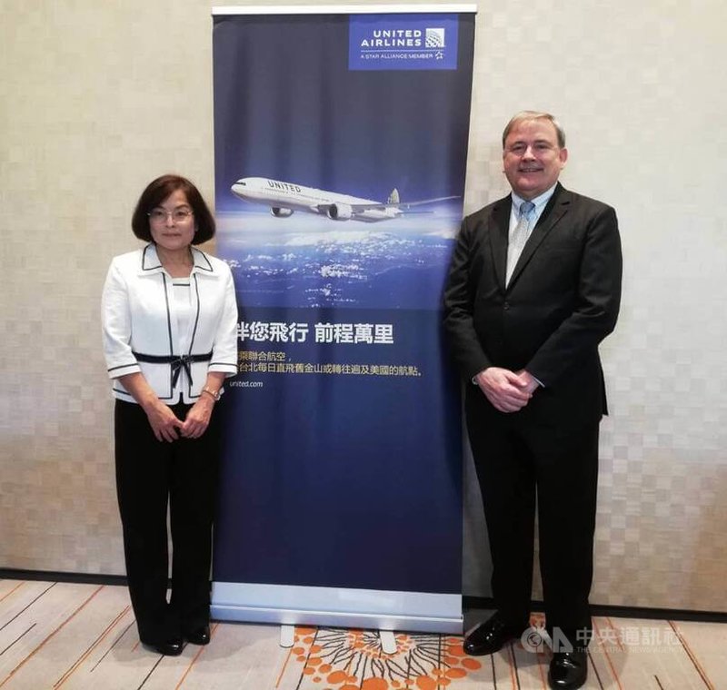 聯合航空公司22日與台灣媒體座談，聯合航空大中華區、韓國及東南亞銷售董事戴亞斯（Walter Dias）（右）與聯航台灣總經理唐靜儀（左）出席。中央社記者汪淑芬攝  112年3月22日