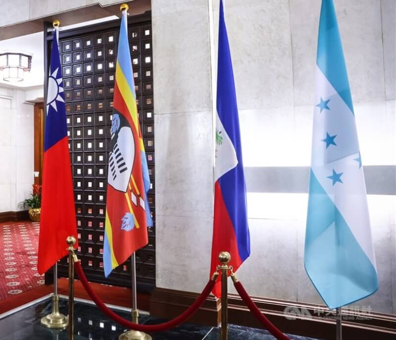 圖為外交部一樓大廳放置宏都拉斯國旗（右1）。（中央社檔案照片）