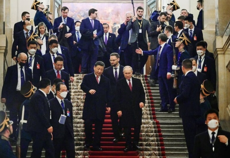 圖為俄羅斯總統蒲亭（前中右）21日在克里姆林宮宴請中國國家主席習近平（前中左），結束後，兩人離開會場。（Sputnik/Pavel Byrkin/Kremlin via 路透社）