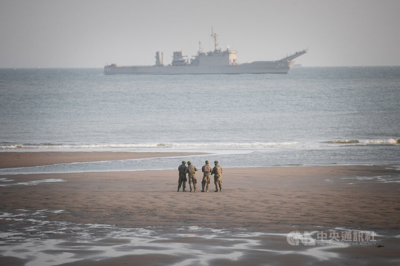 海軍陸戰隊23日於桃園竹圍海灘進行反登陸操演，官兵於岸際進行前置作業。中央社記者游凱翔攝  112年3月23日