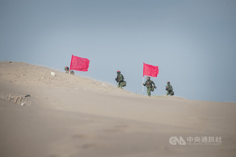 海軍陸戰隊23日於桃園竹圍海灘進行反登陸操演，扮演紅軍的官兵自岸際登陸後持續挺進。中央社記者游凱翔攝  112年3月23日