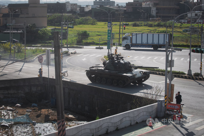 海軍陸戰隊23日於桃園竹圍海灘進行反登陸操演，其演練範圍自海灘一路至竹圍市區，並有M60A3戰車行經民間道路。中央社記者游凱翔攝  112年3月23日