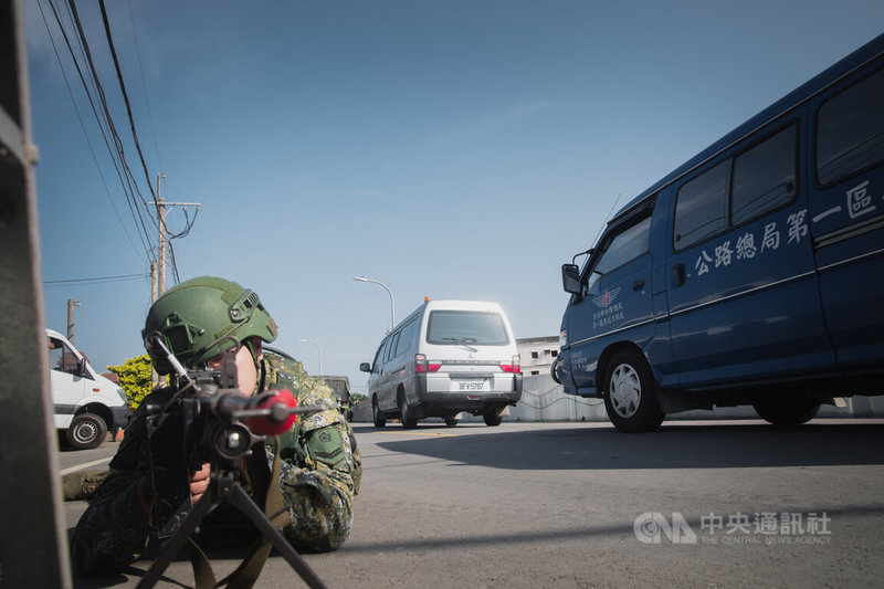 國軍23日於桃園竹圍海灘進行反登陸操演，其演練範圍自海灘一路至竹圍市區，並有公路總局配合演練。中央社記者游凱翔攝  112年3月23日