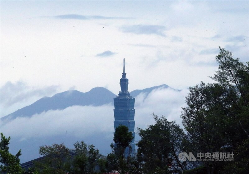 英國知名專欄作家特納在「泰晤士報」分享來台灣觀光的見聞。圖為從台北市南區遠眺市區地標101大樓。（中央社檔案照片）