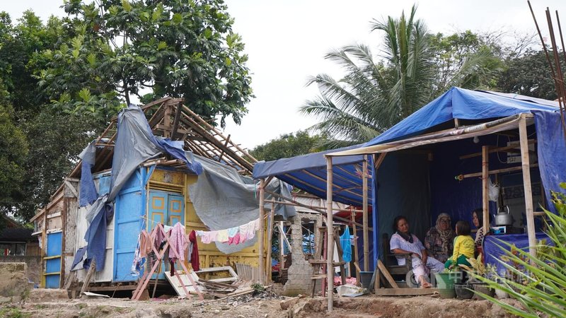 印尼席安約鎮去年11月強震造成上千人流離失所，部分災區民眾所住的帳篷住處由木頭搭建而成。中央社記者李宗憲西爪哇攝 112年3月23日