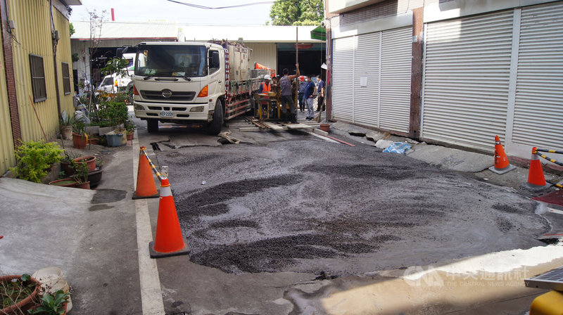 彰化市平和八街路面21日突然塌陷，馬路出現深約3公尺坑洞，台灣自來水公司先後派出11車次混凝土攪拌車灌土填坑，23日已穩定狀況。中央社記者吳哲豪彰化攝  112年3月23日