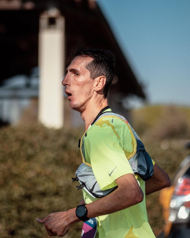 西班牙腦癱患者羅卡19日參加第44屆巴塞隆納馬拉松競賽順利完賽，成為世上第一位以76%身障程度完成馬拉松的運動員。（圖取自twitter.com/alexroca91）