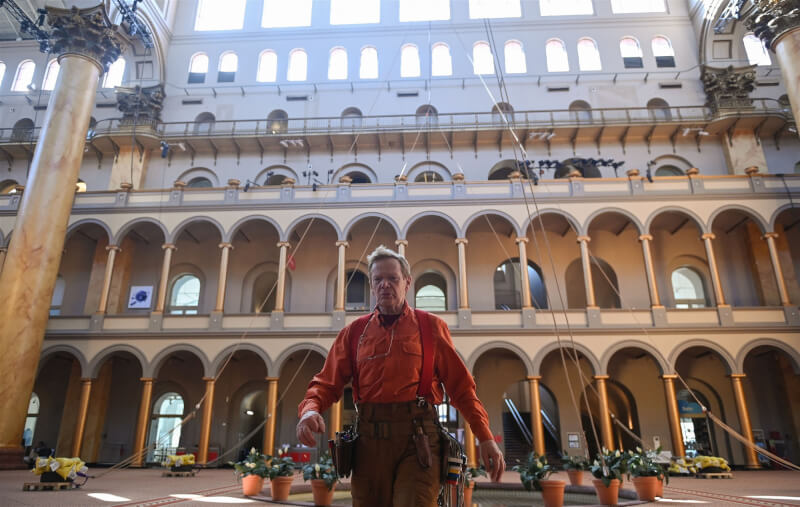 法國特技表演家裴狄特近50年前曾走鋼索穿越紐約世貿中心雙子星大樓，如今73歲的他仍計劃在沒有安全網或安全吊帶的情況下走鋼索。（法新社）