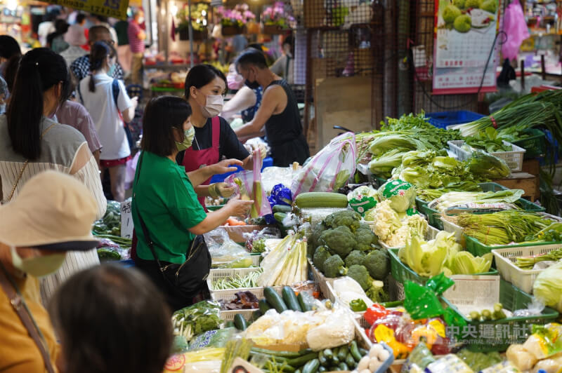 中央銀行23日考量台灣物價上漲壓力仍高，決議利率連5升，重貼現率將升至1.875%，創近8年新高紀錄。圖為民眾在台北市士林區華榮市場買菜。（中央社檔案照片）