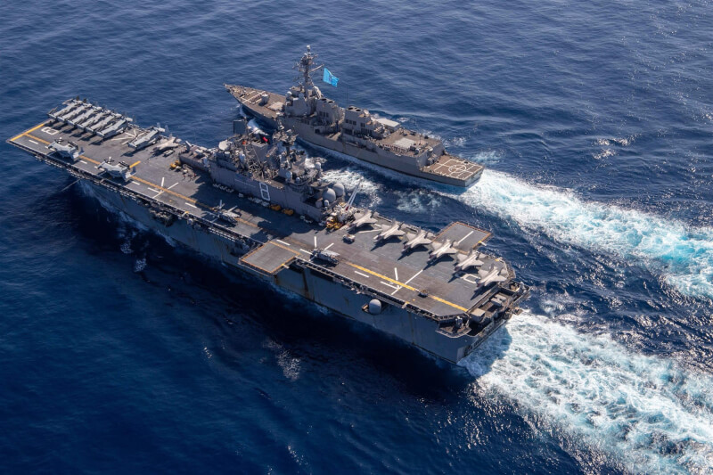 圖為20日美軍馬金島號在南海進行海上補給作業。（圖取自twitter.com/USNavy）