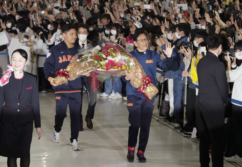 世界棒球經典賽日本隊奪冠，球員與總教練栗山英樹（前右2）從美國邁阿密搭包機23日返抵成田機場，受到大批民眾歡迎。（共同社）
