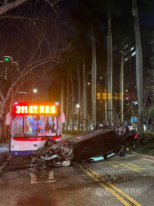 台北市大安區仁愛路、光復南路口23日晚間發生一輛賓士車撞上公車事故，肇事車輛不明原因衝撞分隔島再撞上311路線公車車頭後翻覆。（翻攝照片）中央社記者黃麗芸傳真  112年3月23日