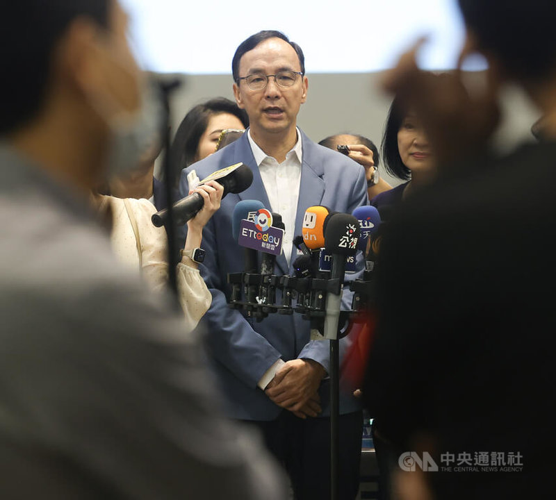 國民黨主席朱立倫（中）23日上午在台北出席記者會，並於會後接受媒體聯訪，回應時事相關議題。中央社記者謝佳璋攝 112年3月23日