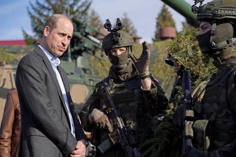 英國威廉王子（左）22日探訪駐守波蘭與烏克蘭邊界的英國及波蘭部隊。（路透社）