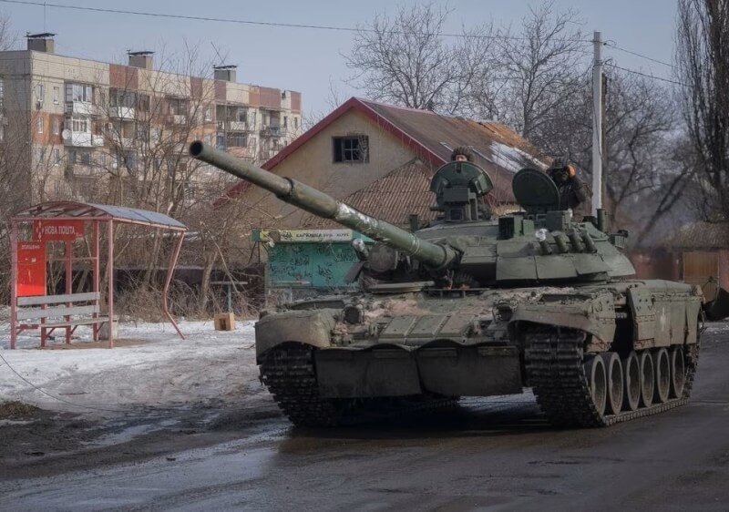 圖為烏克蘭軍人2月24日在巴赫姆特開戰車。（路透社）