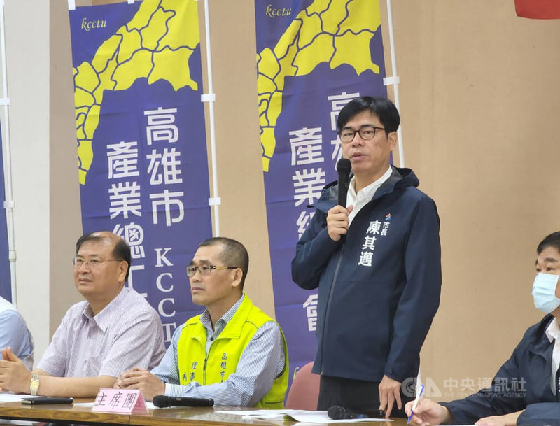 國道7號正式獲行政院核定。高雄市長陳其邁（右2）24日出席高雄市產業總工會會員大會，接受媒體聯訪表示，這是他上任市長後最大交通建設之一，可有效紓解國1、國10仁武段等車流量，並分流重車減低交通事故，提升運輸量能。中央社記者蔡孟妤傳真 112年3月24日