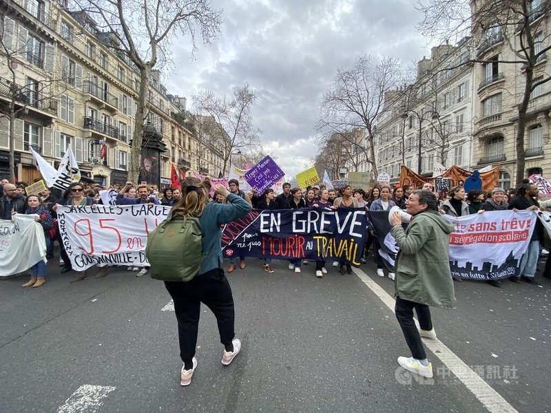 法國反退改法第9度全國動員23日登場，也是法案強制通過後首次。示威者手拿標語、高喊口號緩慢向共和廣場方向遊行，參與者高歌、交流，下午時分氣氛歡樂。中央社記者曾婷瑄巴黎攝 112年3月24日