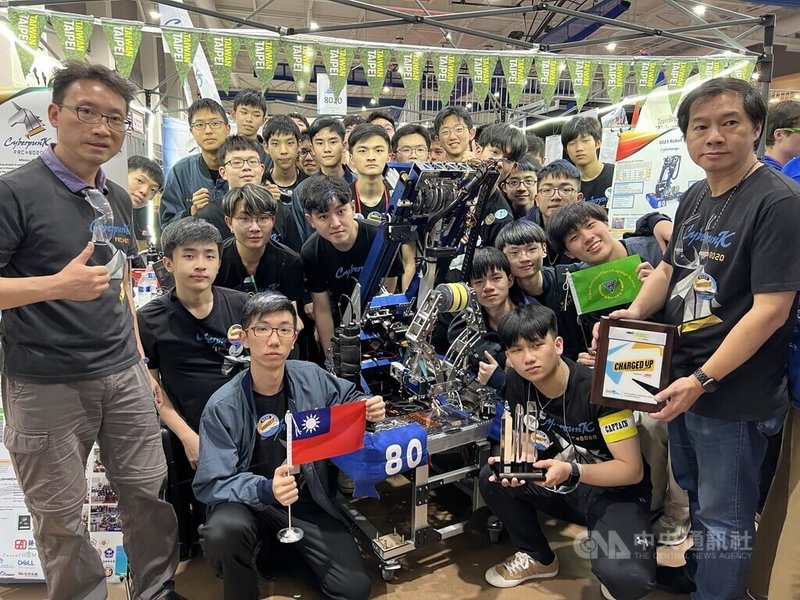 台北市建國中學機器人校隊赴美參加「FRC機器人競賽」,19日在洛杉磯區域賽獲得「卓越工程獎」(Excellence in Engineering Award),團隊與獎章合照。中央社記者林宏翰洛杉磯攝 112年3月24日