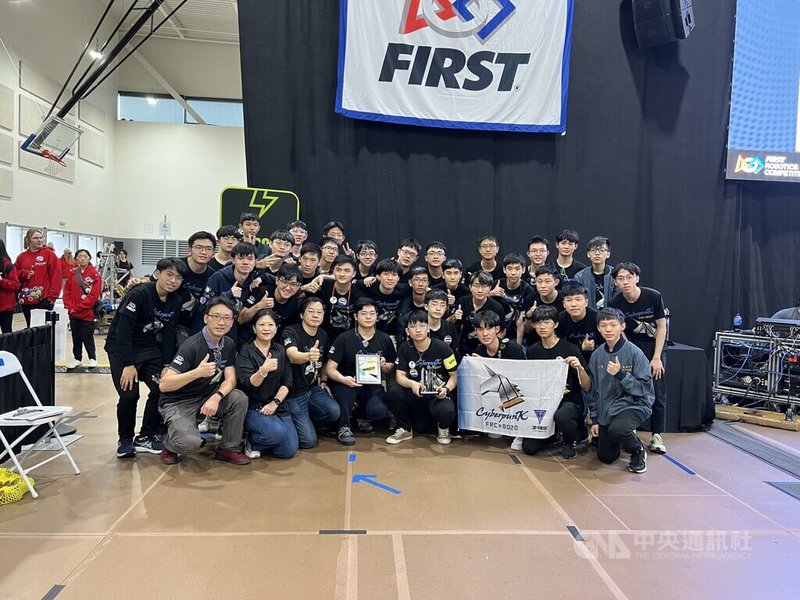 台北市建國中學機器人校隊赴美參加「FRC(First Robotics Competition)機器人競賽」,19日在洛杉磯區域賽獲得「卓越工程獎」(Excellence in Engineering Award),團隊與獎章合照。中央社記者林宏翰洛杉磯攝 112年3月24日