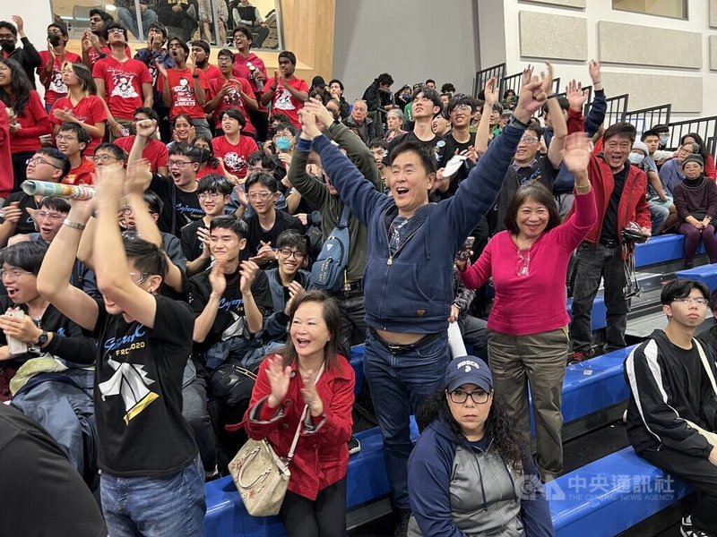 台北市建國中學機器人校隊赴美參加「FRC(First Robotics Competition)機器人競賽」洛杉磯區域賽,建中南加州校友會長張虎(前高舉雙手者)與校友到場加油。中央社記者林宏翰洛杉磯攝 112年3月24日