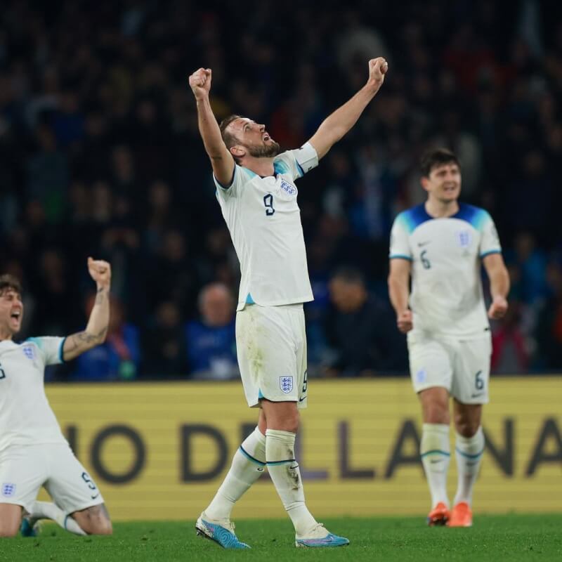 2024歐洲國家盃會外賽，英格蘭的凱恩（中）在此役攻進一記12碼，成為英格蘭的隊史進球王。（圖取自instagram.com/harrykane）