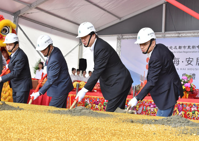 國家住宅及都市更新中心24日在新北市淡水區舉辦「淡海安居」社會住宅動土典禮，內政部長林右昌（右2）出席。中央社記者高華謙攝 112年3月24日